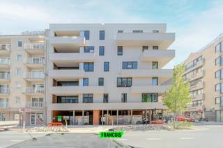 Op een boogscheut van de Koninginnelaan, de zeedijk, Thermae Palace en ‘t Bosje bevindt zich deze nieuwbouwresidentie: Futuro. Deze prachtige architectuur werd ontworpen door het gerenommeerde architectenbureau Luum. <br /><br />Elk appartement is uitermate ruim (minimaal 94m²) en beschikt over een eigen terras. De gevel, alsook de gevelvlakken aan de terrassen worden opgetrokken in een lichtgrijze natuursteen. Het schrijnwerk is voorzien in koperkleurig aluminium, alsook de inkom, fietsenberging en garages.<br /><br />Elk appartement krijgt een individuele warmtepomp, vloerverwarming, mooie keukenwaarde en ventilatie systeem D. <br /><br />EPB studie: er wordt een A score EPC afgeleverd, de appartementen worden zeer goed geïsoleerd, ook op akoestisch vlak. Glas is voorzien met zonnefactor.<br /><br />De auto kan in het gebouw geparkeerd worden, er is een ruime autolift voorzien. Op het gelijkvloers zijn er vier afgesloten parkings, op de kelderverdieping zijn er 8 garages en 4 parkeerplaatsen en ook private bergingen beschikbaar. <br /><br />Dankzij de grootte, ligging en architectuur is deze residentie een unicum in Oostende. <br /><br />Troeven<br /><br /><ul><li>ruime appartementen<br /><br /></li><li>gunstige locatie nabij groen en de zee<br /><br /></li><li>vlot bereikbaar<br /><br /></li><li>fraaie architectuur</li></ul>