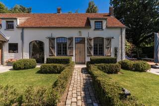 Authentic farmhouse with swimming pool and pool house in a prime location near Tivoli Park.Are you looking for an exclusive villa that combines...