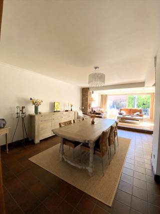 Instapklare gezinswoning met 4 slaapkamers, garage en zonnige tuin<br />Bent u op zoek naar een ruime woning op een rustige locatie? Dan is deze charmante halfopen bebouwing op een perceel van 371 m² zeker een bezoek waard. <br />Bij het binnenkomen valt meteen de aangename lichtinval op. De ruime leefruimte vormt samen met de open keuken en eetkamer het hart van de woning. Dankzij de grote raampartijen geniet u hier van een open gevoel en een prachtig zicht op de tuin. De recente, volledig uitgeruste keuken beschikt onder meer over een dubbele spoelbak, oven, microgolfoven en inductiekookplaat met dampkap. <br />Op de eerste verdieping bevinden zich drie volwaardige slaapkamers, een verzorgde badkamer met dubbele lavabo, douche en toilet, en een extra kamer die perfect dienst kan doen als bureau, dressing of bergruimte. Via een vaste trap bereikt u de volledig geïsoleerde zolderverdieping. Deze ruimte biedt tal van mogelijkheden als vierde slaapkamer of hobbyruimte. Dankzij de reeds aanwezige sanitaire voorzieningen bestaat de mogelijkheid om een tweede badkamer te creëren.<br />Praktisch comfort is gegarandeerd dankzij de inpandige garage met plaats voor een wagen en aansluitingen voor wasmachine en droogkast. De aanwezige vaatwasmachine blijft behouden. De ruime oprit biedt parkeergelegenheid voor drie extra voertuigen. <br />Ook buiten is het heerlijk vertoeven. De volledig omheinde, onderhoudsvriendelijke tuin geniet van een zonnige ligging en beschikt over een gezellig terras. De woning is uitgerust met centrale verwarming op aardgas en een gezellige houtkachel in de woonkamer. PVC-ramen met dubbele beglazing zorgen voor extra wooncomfort en energiezuinigheid. <br />Gelegen in een woongebied met landelijk karakter combineert deze woning rust met een uitstekende bereikbaarheid. <br />Wij organiseren twee bezoekmomenten waarop u de woning vrijblijvend kunt bezichtigen: <br />🏡 Vrijdag 26 juni van 18u tot 21u<br />🏡 Woensdag 1 juli van 10u tot 18u<br />📞 Reserveer uw bezoek via +32 491552247