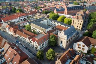 Gelegen in het hart van Brugge bevindt zich deze exclusieve handelsruimte met ruime inpandige kelder. Het handelspand is gelegen in de Weylerkazerne...