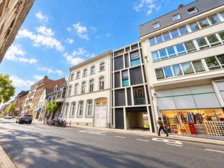 <p>Welkom in Residentie Ramberg! Deze recente luxeresidentie, gebouwd in 2015, bevindt zich langs de Naamsestraat, pal in het centrum van Leuven. Hier ontdek je deze ruime gelijkvloerse studio met een privaat terras dat uitkijkt op de grote gemeenschappelijke tuin. Een heerlijke plek om buiten te genieten, midden in de stad.<br /><br />De studio ligt langs de achterkant van het gebouw en biedt voldoende ruimte voor een gezellige leefruimte met kitchenette en een slaapgedeelte. Daarnaast is er een afzonderlijke badkamer. Het private terras en het groene uitzicht geven deze studio een bijzondere troef: een aangename buitenruimte op een centrale locatie in Leuven. In de inkomhal zijn er bovendien grote ingebouwde kasten aanwezig, dus ook aan opbergplaats geen gebrek.<br /><br />Een ondergrondse parkeerplaats met bijbehorende, ruime berging is optioneel bij aan te kopen.<br /><br />Benieuwd? Contacteer ons voor meer informatie of een bezoek via 0491 52 42 72 of tina@sophimo.be!</p>