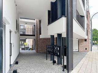 Dit moderne gelijkvloersappartement bevindt zich in een recent gebouw op een uitstekende locatie aan de rand van het centrum van Lier, recht tegenover de Binnennete. Dankzij de centrale ligging bevinden winkels, scholen en het openbaar vervoer (halte Veemarkt) zich op wandelafstand.<br />Bij het appartement horen een ondergrondse autostaanplaats en een privatieve berging, beide inbegrepen in de huurprijs.<br />Indeling: via de inkomhal met gastentoilet bereikt u de ruime en lichtrijke leefruimte, die uitgeeft op een gezellig terras van 6,5 m². De open, volledig ingerichte keuken beschikt over bijzonder veel opbergruimte en kwalitatieve ingebouwde toestellen, waaronder een koelkast, vaatwasser, combi-oven en een afzonderlijke oven.<br />Verder beschikt het appartement over een praktische berging en twee volwaardige slaapkamers van respectievelijk 10 m² en 15 m².<br />Dit instapklare appartement combineert een perfecte ligging met alle voorzieningen binnen handbereik.<br />Gemeenschappelijke kosten: 60 euro