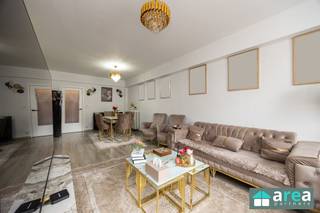 <h2><span>Leuk 2-slpk appartement met terras op centrale locatie in Berchem</span></h2><p><span>Ligging:</span><span> Dit 2-slaapkamerappartement is gelegen op een strategische en uiterst bereikbare locatie aan de Diksmuidelaan in Berchem. Dankzij deze centrale ligging bevindt u zich hier op een boogscheut van het station Antwerpen-Berchem en diverse openbaar vervoersverbindingen. In de directe nabijheid geniet u van een gevarieerd aanbod aan winkels, supermarkten en gezellige eetgelegenheden. Bovendien bent u met de wagen via de Singel en de Antwerpse Ring in een mum van tijd op weg naar het stadscentrum of de omliggende regio's. </span></p><p><span>Indeling:</span><span> U betreedt het appartement via de inkomhal (6m²) die direct toegang geeft tot alle ruimtes. Aan de voorzijde bevindt zich de royale, lichtrijke leefruimte (32m²) met daarnaast de functionele keuken (7,5m²). Zowel via de keuken als de living heeft u toegang tot een gezellig balkon (2m²) aan de straatzijde. Praktisch ingedeeld bevindt zich aansluitend aan de keuken een handige berging/washok (5m²). Centraal in het appartement bevindt zich het aparte toilet (2m²) en de badkamer (4m²). Aan de rustige achterzijde bevinden zich de 2 slaapkamers (14m² &amp; 7m²). De kleinste slaapkamer (7m²) biedt bovendien rechtstreekse toegang tot het achterliggende terras (5m²).</span></p><p><span>Troeven:</span></p><p><span>- Lichtrijk</span></p><p><span>- Netto-rendement van 4.5%</span></p><p><span>- 90m² cfr. EPC</span></p><p><span> </span></p><p><span> </span></p>