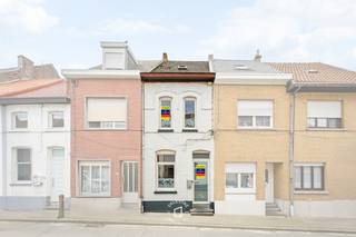 Op zoek naar een gezellige woning op een makkelijk bereikbare locatie? Deze gezellige woning bevindt zich op wandelafstand van het centrum van Ninove en natuur en biedt alle nodige comfort. De woning beschikt over <strong>een gunstig EPC-label B en</strong> <strong>een conforme elektrische keuring geldig tot 13 januari 2041. </strong>Bij het betreden van de woning komt u terecht in een aangename leefruimte met aansluitend de keuken, plaats voor wasmachine en badkamer op het gelijkvloers. Achteraan bevindt zich een gezellige stadstuin waar u in alle rust kan genieten, aangevuld met een praktisch werk of tuinhuis. <strong>Op de eerste verdieping</strong> zijn er twee slaapkamers en een apart toilet. <strong>De zolderverdieping </strong>werd ingericht als een volwaardige derde slaapkamer. Dankzij de centrale ligging bevinden winkels, scholen en openbaar vervoer zich op wandelafstand. Deze woning is beschikbaar bij akte en vormt een ideale opportuniteit voor wie comfortabel en energiezuinig wil wonen nabij het centrum.<br />Interesse? Contacteer ons voor een bezoek!