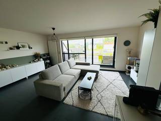 Ben je op zoek naar een appartement met MEGA-veel ruimte? Lees dan zeker verder!Bij het binnenkomen, trekt je aandacht meteen naar de leefruimte met...