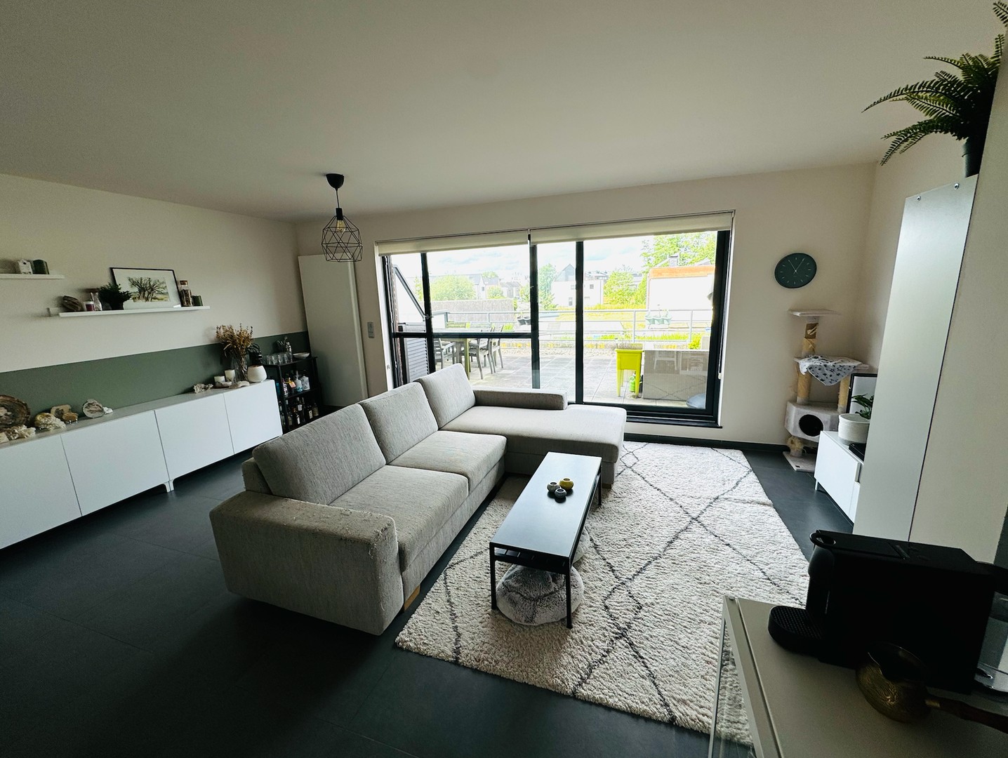 Ruim duplex appartement met terras en plaats voor 2 wagens. - foto 3