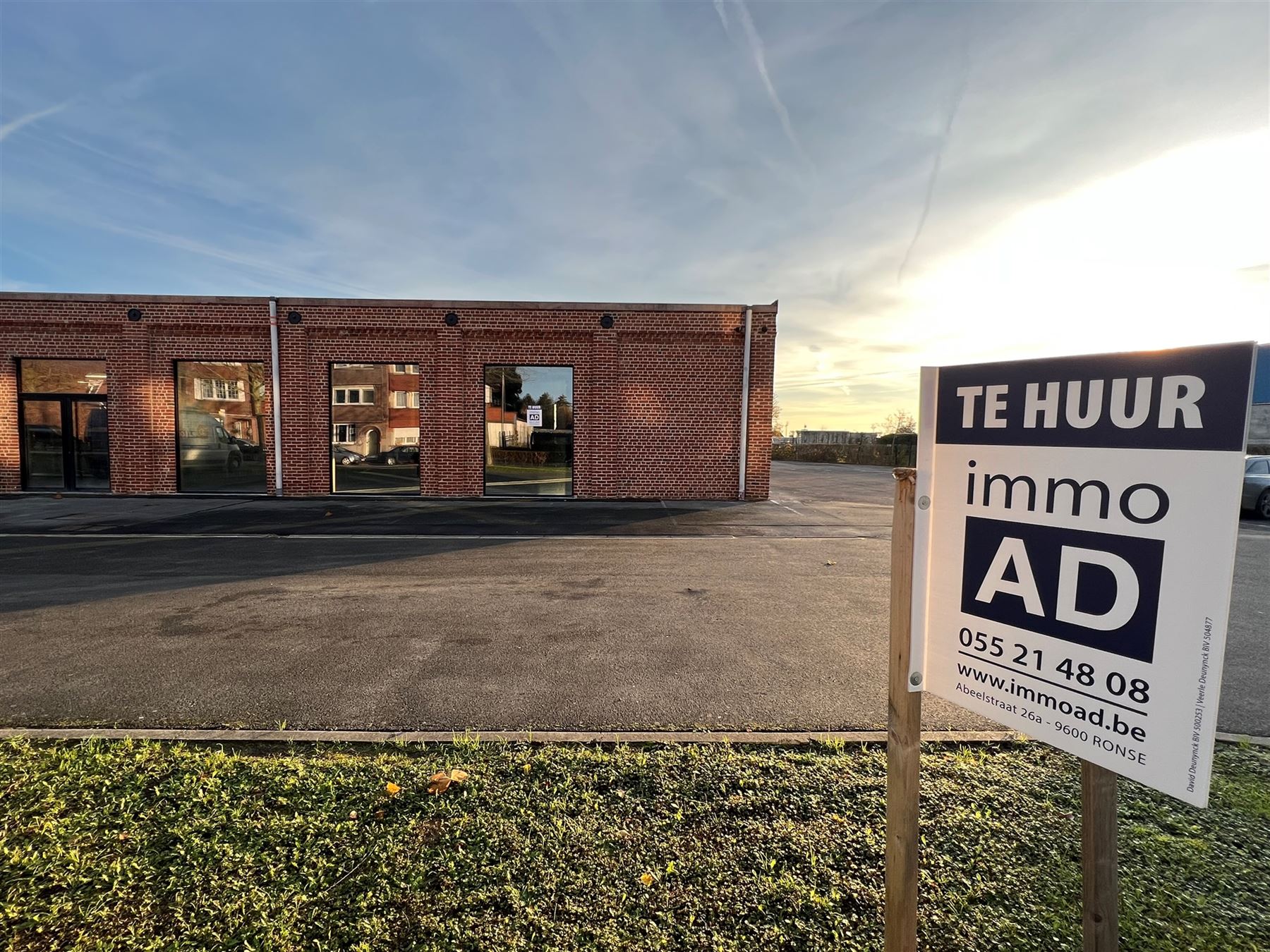 Ruim en veelzijdig commercieel pand met parking - foto 1
