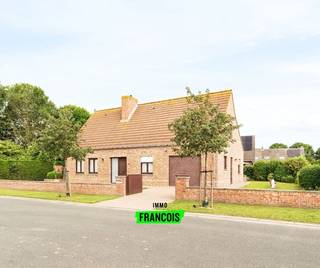 In de rustige en gegeerde Jean Jaureslaan stellen wij met trots deze charmante alleenstaande villa te koop voor. De woning is gelegen in een doodlopende straat, binnen een serene en exclusieve residentiële omgeving. Het bruisende stadscentrum bevindt zich op korte wandel- of fietsafstand, waardoor u hier geniet van een ideale combinatie tussen rust en bereikbaarheid.<br /><br />Bij het binnenkomen wordt u verwelkomd in een inkomhal die toegang geeft tot de aangename en ruime leefruimte. De woonkamer en eetplaats sluiten mooi op elkaar aan en creëren samen een warme, open leefomgeving. Aansluitend bevindt zich de keuken, met zicht op de fraai aangelegde tuin. De woning beschikt bovendien over een ruime garage, ideaal voor het parkeren van een wagen en het stockeren van fietsen en materiaal.<br /><br />Verder omvat de woning twee comfortabele slaapkamers en een verzorgde badkamer, uitgerust met een lavabomeubel, toilet en inloopdouche, wat zorgt voor dagelijks comfort.<br /><br />De zolder is vandaag niet ingericht als woonruimte, maar vormt een waardevolle extra zone binnen de woning. Deze ruimte kan desgewenst worden omgevormd tot bijkomende kamers, een hobbyruimte of extra berging, afhankelijk van uw noden en toekomstplannen. Hierdoor ontstaat er extra flexibiliteit om de woning verder uit te breiden of te personaliseren.<br /><br />De villa verkeert in een zeer verzorgde en goed onderhouden staat. Daarnaast is ze uitgerust met dubbele beglazing, een geïsoleerd dak en een condenserende gasketel, wat bijdraagt aan het wooncomfort en de energie-efficiëntie.<br /><br />Buiten geniet u van een mooi aangelegde tuin, waar het heerlijk vertoeven is tijdens zonnige dagen, ideaal om te ontspannen of gasten te ontvangen.<br /><br />Bent u op zoek naar een rustig gelegen woning met een uitstekende ligging nabij het centrum? Plan dan vandaag nog uw bezoek en ontdek het potentieel van deze eigendom.<br /><br />