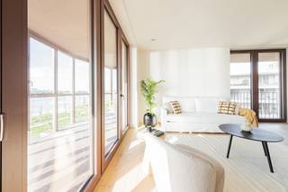 <p><strong>Groots wonen aan de Scheldekaaien met ruime terrassen</strong></p>
<p>Bent u op zoek naar een instapklaar luxe appartement op het Nieuw-Zuid?<br />Dan is dit appartement met Scheldezicht beslist iets voor u!</p>
<p>Duurzaam en groen wonen midden in de Stad Antwerpen!<br />Daar staat de nieuwe wijk, Nieuw Zuid, in Antwerpen voor.</p>
<p>Gelegen op de 4e verdieping van de prestigieuze Zuiderhuis-residentie in Antwerpen, biedt dit appartement een unieke woonervaring.</p>
<p>Wat wij enorm appreciëren aan dit luxe appartement?<br />De wintertuin, grenzend aan alle kamers en leefruimte, is een verruiming van het appartement, hier wordt wonen echt plezant!<br />U kan alle seizoenen genieten van dit terras met adembenemende zichten over de Schelde met zonsondergang. Met als kers op de taart een oost-georiënteerd terras vol met groen.</p>
<p>De keuken met kookeiland is een plezier om in te koken, aansluitend aan het oostgelegen terras.</p>
<p>De hoofdslaapkamer heeft een ensuite badkamer voorzien van een inloopdouche, een ligbad en een dubbele wastafel.</p>
<p>De twee gastenkamers delen een uitgeruste douchekamer.</p>
<p>In de nachthal vinden we nog een gastentoilet terug en een handige dressing.</p>
<p>Doorheen het ganse appartement vinden we top afwerkingsmateriaal terug en een prachtige inbouwkast met sfeerhaard in de leefruimte.</p>
<p>In de prijs zijn 5 kelderbergingen inbegrepen.<br /><br />Mogelijkheid tot aankoop van 4 parkings aan 39.500 euro/stuk.</p>
<p>Verkoop onder BTW stelsel.</p>
<p>Interesse in dit luxe appartement?<br />Neem contact op met LISTED: +32 3 283 51 51.</p>