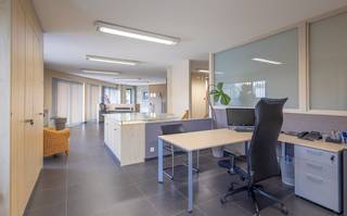 <p>Commercial space/office of 207 m² at ground floor level and +/- 65 m² on the lower floor, ideally located in the heart of Itterbeek (Dilbeek), along the Itterbeeksebaan and Dorpstraat. <br /><br />This building, constructed in 2003, has been fully occupied at ground floor level ever since, housing medical practices, shops and professional offices. The upper floors are fitted out as several apartments.</p><p></p><p>This office is exceptionally spacious and features a large open-plan area with reception space, print/archive corner, separate male/female sanitary facilities, two large enclosed offices/meeting rooms and a fitted kitchenette with dining area. A lower floor, painted and finished with quality tiled flooring, accessible by stairs, is also included in the sale for an area of approximately 65 m².</p><p></p><p>A private underground parking space is also included in the sale.</p><p></p><p>The property has been carefully maintained and is perfectly move-in ready for a variety of uses: office, commercial business, (para)medical professions, care institution or other.</p><p></p><p>The offices are available vacant upon signing of the authentic deed and are located in close proximity to public transport, the R0, the E40 and public parking facilities.</p><p></p><p>Interested? Contact us for more information or plan your visit via living-stone.be.</p>
