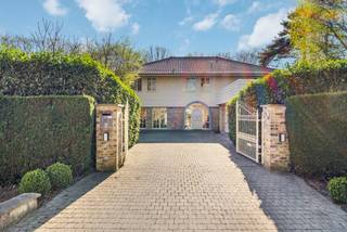 Deze prachtige villa met een "open space"-concept in Kapellen is een droomhuis voor iedereen die op zoek is naar luxe en comfort. <br /><br />De woning, gebouwd in 2002, is gelegen op een ruim perceel van 2060 vierkante meter en heeft een bewoonbare oppervlakte van 297 vierkante meter.<br />We rijden via de automatische poort het perceel op en parkeren onze wagen makkelijk op de voorziene parkeerplaatsen of in de dubbele garage.<br /><br />Vanaf het betreden van de villa baden we in het licht dankzij het verrassende "open space"-concept wat in een keer zeer typerend is voor deze uitzonderlijke villa.<br /><br />Vanuit de inkomhal hebben we hierdoor een connectie met het zit en eetgedeelte en een prachtige connectie met de tuin.<br /><br />We nemen de glazen deur naar de leefomgeving en merken de ontvouwende hoge open vide op waardoor een zeer ruim gevoel ontstaat.<br />De leefomgeving voorzien van open haard vloeit naadloos over in de leef-eetkeuken.<br />Deze is uitgerust met de nodige toestellen, voorzien van een kookeiland en een ontbijthoek met ook hier opnieuw zicht op de tuin.<br />Een bijkeuken/wasplaats en een dubbele garage zorgen voor het nodige leefcomfort in de woning.<br /><br />Verder is er een masterbedroom op deze gelijkvloerse verdieping voorzien van kastenwand en ensuite een volwaardige badkamer voorzien van douche, bad en wastafel met kasten.<br /><br />We nemen de open trap vanuit de leefruimte naar de eerste verdieping.<br /><br />De overloop verbindt de vier slaapkamers en de open bureauruimte met zicht op de tuin.<br /><br />Er is een afzonderlijke badkamer op de overloop en een badkamer dewelke ensuite aan een van de 4 slaapkamers gelegen is. <br /><br />Buiten is er een prachtig aangelegde tuin met een zonnig terras op het zuidwesten, waar je heerlijk kunt genieten van de zon. <br /><br />Daarnaast is er een ruime garage met plaats voor 2 auto's en voldoende parkeerplaatsen op het terrein.<br /><br />Kortom, deze villa in Kapellen is een ideale plek om te wonen voor wie op zoek is naar comfort, luxe en ruimte. <br />Met alle voorzieningen die je nodig hebt en een prachtige omgeving, is dit een droomhuis dat aan al je wensen voldoet.<br /><br />Buitengewone kenmerken<br />- rustige omgeving<br />- 5 slaapkamers: master / gastenkamer op gelijkvloers en 4 slpk op de eerste verdieping<br />- alle comfort<br /> - goed onderhouden<br />- bereikbaarheid openbaar vervoer, winkels, scholen<br />- instapklaar<br /><br />EPC = 197 kWh/m² - Vg - Wg - Gmo - Gvkr - Gvv