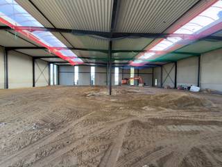 Deze moderne KMO-unit van 1190m² maakt deel uit van het KMO-park ‘Schipdonk’. Optioneel kan er bijkomend 200 m² kantoorruimte worden bij gehuurd.<br />De unit bevindt zich vooraan op de site, wat zorgt voor uitstekende visibiliteit en een representatieve ligging. Het KMO-park is gelegen in de industriezone van Deinze en geniet van een vlotte bereikbaarheid. De E17 bevindt zich op slechts 6 km, met een directe verbinding naar Gent en Kortrijk.<br /><br />De bedrijfsruimte beschikt over een vrije hoogte van ca. 6 meter en is toegankelijk via 2 sectionale poorten en 2 afzonderlijke toegangsdeuren. Verder is de unit uitgerust met een polybetonvloer, een lichtstraat met rookluik en energiezuinige LED-verlichting.<br />De unit is voorzien van elektriciteit, gas, water en internet. Daarnaast zijn er 12 privatieve parkeerplaatsen beschikbaar en is er voldoende manoeuvreerruimte op de site.<br /><br />Deze ruimte is uitermate geschikt voor opslag-, productie- of ambachtelijke activiteiten.<br /><br />Voor bijkomende inlichtingen, plannen of een vrijblijvend plaatsbezoek, contacteer Henry Van Tornhout via 0474 13 37 93 of henry@kmovastgoed.be.