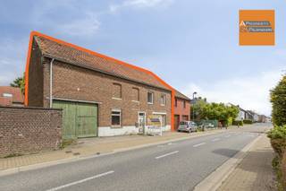 <p><span>Woning gelegen in Leefdaal met uitzonderlijk veel potentieel!</span></p><p><span> </span></p><p><span>Deze woning in Leefdaal biedt een unieke kans voor wie verder kijkt dan de huidige staat en de mogelijkheden van morgen ziet. Waar sommigen een oudere woning zien, ontdekken anderen hier de ideale basis voor het realiseren van hun toekomstige droomwoning.</span></p><p><span> </span></p><p><span>Wat dit pand bijzonder maakt, is het potentieel om het om te vormen tot een prachtige villa op een toplocatie in het hart van Leefdaal. Dankzij de ruime mogelijkheden kan deze eigendom volledig worden afgestemd op uw eigen wensen en visie.</span></p><p><span> </span></p><p><span>Daarnaast biedt dit pand ook interessante opportuniteiten voor investeerders. Mits het verkrijgen van de nodige vergunningen bestaat de mogelijkheid om de bestaande woning af te breken en twee nieuwbouwwoningen te realiseren.</span></p><p><span> </span></p><p><span>Door het beperkte aanbod van dergelijke eigendommen op de markt betreft dit een unieke opportuniteit die snel de aandacht kan trekken. Een bezoek is dan ook absoluut de moeite waard.</span></p><p><span> </span></p><p><span>Interesse? Neem snel contact op voor een persoonlijke rondleiding en ontdek zelf de troeven van deze bijzondere woning.</span><span> </span></p>
