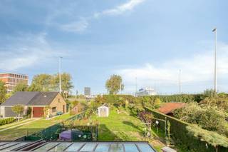 In de Sint-Donaasstraat bevindt zich deze ruime halfopen bebouwing met zonnige tuin, 3 slaapkamers en privé parkeermogelijkheid. Dankzij de recente installatie van zonnepanelen en een thuisbatterij beschikt het pand over een sterke basis op het vlak van eigen energie-opwekking. Met het bijkomend aanbrengen van de nodige isolatie brengt u dit halfopen huis te Zeebrugge in een handomdraai weer helemaal mee met de geldende energienormen.<br /><br />De woning is zeer goed gelegen! Op korte afstand bevind u zich van het strand, winkels en invalswegen naar Brugge of de verdere kust. Ook het openbaar vervoer is binnen wandelafstand. <br /><br />Indeling: <br />GLV:<br />- inkomhal met gastentoilet<br />- slaapkamer 1<br />- badkamer met ligbad en lavabo<br />- leefruimte en eetkamer met toegang tot terras en tuin<br />- keuken<br />- veranda met toegang tot tuin<br />- garage met automatische poort<br /><br />1ste verdiep:<br />- nachthall<br />- slaapkamer 2 met toegang tot extra terras/veranda<br />- bergruimte<br />- toilet<br />- slaapkamer 3 met toegang tot de zolderruimte<br />- zolderruimte<br /><br />Een unieke kans voor wie een huis wil kopen op een strategische locatie aan de kust.<br />Wenst u graag meer informatie of een bezoek? Contacteer de dossierverantwoordelijke Arne Reubens via +32 472 186 304 of arne.reubens@dewaele.com<br /><br />Dit pand is onderworpen aan de renovatieverplichting van de Vlaamse overheid voor residentiële gebouwen (behoudens bij sloop binnen 5 jaar na de aankoop). Consulteer voor meer informatie de website van het Vlaams Energie- en Klimaatagentschap via https://www.vlaanderen.be/een-woning-kopen/renovatieverplichting-voor-residentiele-gebouwen<br /><br />Bestuursmaatregelen in het maatregelenregister: nee