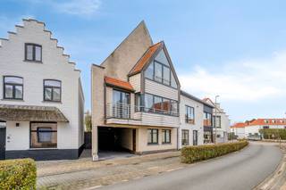 Bent u op zoek naar een solide investering op een toplocatie? Dit uitstekend onderhouden appartementsgebouw uit het jaar 2000 in Knokke biedt een unieke kans voor wie wil investeren in rendabel vastgoed. Gelegen in de rustige maar centrale Judestraat, geniet u van een uitzonderlijke bereikbaarheid nabij de Lippenslaan, diverse kwalitatieve horecagelegenheden en alle vormen van openbaar vervoer.Dit vastgoed te koop in Knokke kenmerkt zich door zijn royale oppervlaktes en lichtrijke leefruimtes. Momenteel zijn de entiteiten op de gelijkvloerse verdieping en de eerste verdieping nog verhuurd, wat onmiddellijke inkomsten garandeert voor wie besluit dit pand te kopen. Elke unit is technisch up-to-date en voorzien van een individuele nieuwe gasketel uit 2020.Indeling:- gelijkvloers appartement van 74m² met één ruime slaapkamer- 1ste verdieping met liefst 117m² en twee volwaardige slaapkamers en terras (24m²)- lichtrijke duplex van 114m² met twee volwaardige slaapkamers en terras (12m²)- 3 afgesloten garageboxen, elk voorzien van eigen elektriciteitsaansluitingBent u op zoek naar een investering te Knokke-Heist? Contacteer onze dossierbeheerder Arne Reubens via +32 472 186 304 of arne.reubens@dewaele.com*Deze AI-visualisaties zijn bedoeld als inspiratie. Er werd geen rekening gehouden met technische specificaties, stedenbouwkundige voorschriften of de concrete mogelijkheden tot realisatie.EPC: 153 kWh/m²EPC: 187 kWh/m²EPC: 222 kWh/m²
