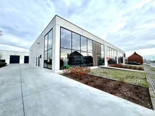 Recente KMO unit op 360m2 bestaande uit ca. 338m2 bruikbare vloeroppervlakte en 5 parkeerplaatsen die zijn inbegrepen (3 vooraan de unit en...