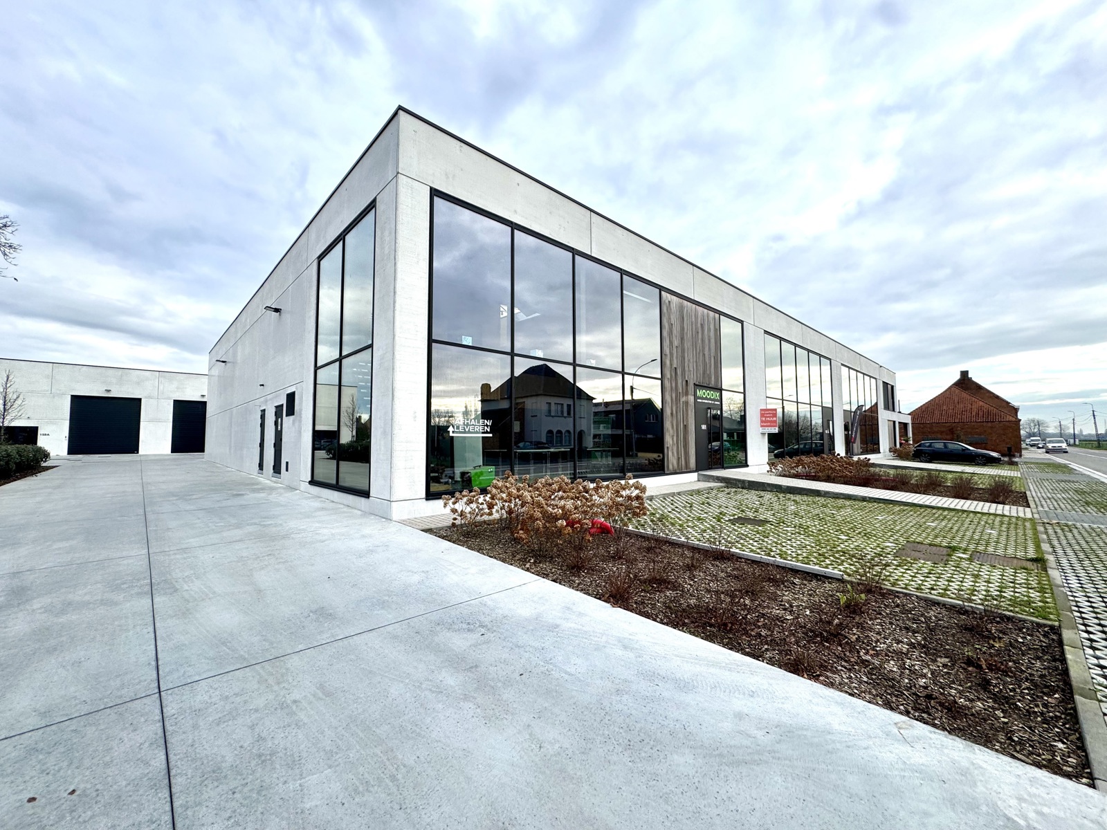 Recente KMO unit met grote etalageramen en 5 parkeerplaatsen - foto 2