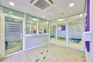 Deze handelsruimte van 182m² op een uitzonderlijk goede locatie aan de kleine ring in Bree wordt momenteel uitgebaat als bankkantoor.<br />Het gelijkvloers bestaat uit een inkomhal, afgescheiden kantoren, een kitchenette, sanitair en een opslagkelder van 35m². In de onmiddellijke omgeving is er zeer veel parkeermogelijkheid voorzien. Het pand werd recent verhuurd aan een betrouwbare huurder middels een handelshuurovereenkomst. Dit betekent voor jou als investeerder: een onmiddellijk &amp; stabiel huurrendement en een zorgeloze verhuurervaring.<br /><br />Voor meer info: info@jansenrealestate.be of 011/39.90.50