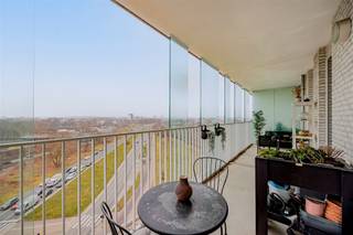 <p><span>Van op de </span><span>8ste en bovenste verdieping</span><span> van dit recente gebouw kijk je uit over de stad en haar dynamiek. Dit appartement aan de Buurtspoorweglei combineert comfortabel wonen met een vlotte ligging, op wandelafstand van </span><span>Park Spoor Oost </span><span>en heb je een sterke verbinding naar het centrum en de uitvalswegen. </span></p><p><span> </span></p><p><span>De leefruimte is aangenaam en </span><span>lichtrijk</span><span>, met grote ramen die zorgen voor een open gevoel en een </span><span>mooi uitzicht.</span><span> Het terras sluit naadloos aan op de leefruimte en is een fijne extra om buiten te zitten met zicht over de omgeving. De open keuken is praktisch ingericht en vormt één geheel met de leefruimte. Verder zijn er twee volwaardige slaapkamers, beide met rechtstreekse toegang tot het terras, een badkamer en een aparte berging.</span></p><p><span> </span></p><p><span>Indeling</span></p><p><span>- inkomhal met vestiaire</span></p><p><span>- lichtrijke leefruimte</span></p><p><span>- open keuken</span></p><p><span>- slaapkamer 1</span></p><p><span>- slaapkamer 2</span></p><p><span>- badkamer met inloopdouche</span></p><p><span>- apart toilet</span></p><p><span>- aparte berging</span></p><p><span>- terras met uitzicht (circa 30m</span><span><sup>2</sup></span><span>)</span></p><p><span>- extra kelderberging</span></p><p><span>- autostaanplaats aan te kopen aan €27.000</span></p><p><span> </span></p><p><span>Troeven</span></p><p><span>- bovenste verdieping</span></p><p><span>- open uitzicht</span></p><p><span>- veel lichtinval</span></p><p><span>- vlotte bereikbaarheid</span></p><p><span>- bouwjaar 2018</span></p><p><span> </span></p><p><span>Ben jij geïnteresseerd in dit appartement te koop in Borgerhout? Ben je op zoek naar ander vastgoed of wens je de waarde van jouw eigendom te kennen? Dan ben je bij BOLT Immo aan het juiste adres! We helpen jou graag verder! Bel 03/568.68.06 of mail <span>info@bolt.immo</span></span></p><p><span> </span></p><p><span> </span></p><p><span> </span></p><p><span> </span></p>