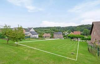 Mooi perceel bouwgrond te Huldenberg, met een oppervlakte van 7are 62ca en achteraan een fantastisch zicht op natuurgebied! <br />Dit perceel is geschikt voor een open bebouwing met een straatbreedte van 17 meter.<br />Uitermate gunstige locatie, centraal tussen Overijse en Leuven, nabij openbaar vervoer en niet gelegen in een risicozone voor overstromingen.<br /><br />Te bouwen constructie: <br />- Voorgevelbreedte van max. 10m.<br />- Bouwdiepte in geval van een gelijkvloerse verdieping: max. 20m<br /> Bouwdiepte in geval van 2 bouwlagen: gelijkvloers max. 15m en 12m op de verdiepingen. <br />- Plat dak of zadeldak toegestaan (dakhelling tussen 25° en 50°)<br />- Kroonlijsthoogte van 6m (vanaf grondpeil) <br />- Zijdelingse bouwvrije strook van 3,5m <br />- Bouwzone op 9 + 8 meter uit de as van de straat <br /><br />Meer informatie op kantoor! <br />