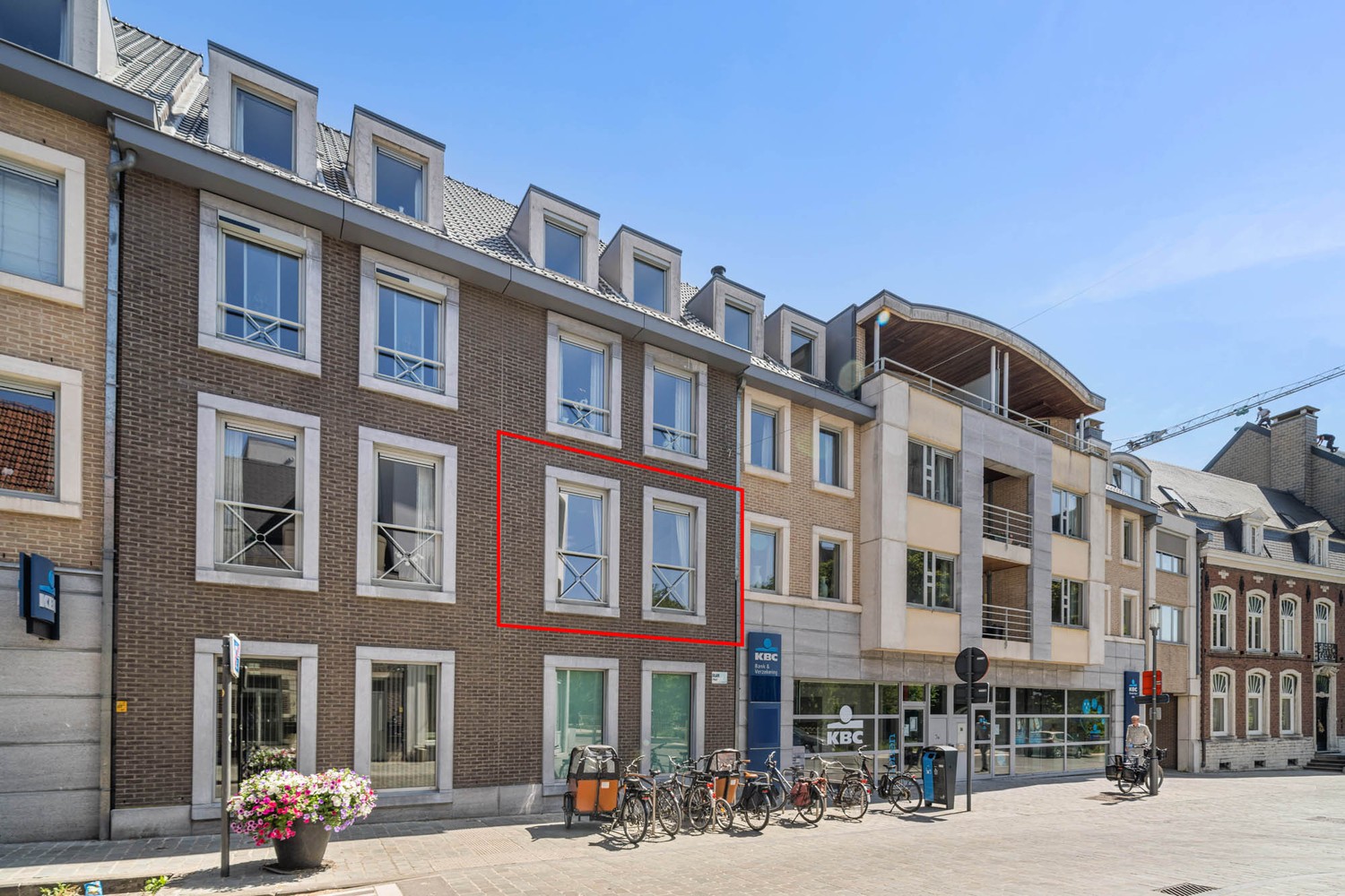 Ruim 3-slaapkamerappartement met groot terras en parkeergelegenheid aan de Grote Markt in Tienen - foto 1