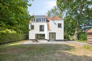 Deze recent en met oog voor perfectie gerenoveerde villa in Damme combineert hoogwaardige architectuur met ultiem, eigentijds wooncomfort. Omgeven door volwassen groen en uitgestrekte velden geniet u hier van een zee van rust, volledige privacy en een adembenemend, seizoensgebonden uitzicht. Dankzij de grondige renovatie woont u hier bovendien uiterst comfortabel en toekomstgericht. Met vier volwaardige slaapkamers en twee luxe badkamers biedt deze woning alles wat u zoekt op een boogscheut van het gezellige centrum van Damme, met een vlotte verbinding naar zowel Brugge als Knokke.<br /><br />U betreedt de woning via een representatieve inkomhal die is afgewerkt met een strakke, lichtgrijze tegelvloer en toegang biedt tot het afzonderlijke gastentoilet. Vanuit de hal opent een blikvanger van een zwarte staalijzeren deur naar de royale leefruimte. Deze kamer heeft overvloedige lichtinval en biedt via een reusachtige raampartij een direct en onbelemmerd zicht op de tuin en de omliggende natuur. Geïntegreerde airconditioning en vloerverwarming garanderen hier het hele jaar door een aangenaam binnenklimaat.<br /><br />De eerste verdieping herbergt drie ruime, lichtrijke slaapkamers. Op deze verdieping bevinden zich tevens twee volwaardige, luxe badkamers. De bovenste verdieping van de villa is een indrukwekkende ruimte op zich. Dankzij het kamerbrede panoramaraam baadt deze royale zolderkamer in het daglicht en kijkt u prachtig uit over de boomtoppen en de achterliggende velden. De ruimte is multifunctioneel in te zetten en leent zich perfect als master suite, exclusieve dressing, inspirerend thuiskantoor of ontspannende hobbyruimte.<br /><br />Algemene info: <br />- Onmiddellijk beschikbaar<br />- 4 slaapkamers<br />- Epc A<br />- €2.300,00/maand<br />- Ruime tuin met pracktisch en ruim tuinhuis. <br /><br /><br />De snelste manier om een bezoek te brengen aan deze woning? Vraag je bezoek aan via de roze knop op onze website (www.dewaele.com) en je wordt gecontacteerd door onze verhuurexpert.<br />