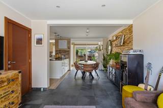 <p>Altro Vastgoed verkoopt : Eerste bezoekdag op zaterdag 31 oktober - gelieve online aanvraag in te dienen aub.</p><p>Wonen aan de rand van de stad met de natuur letterlijk in je achtertuin? Deze instapklare woning in Gentbrugge staat helemaal klaar om ontdekt te worden.</p><p><strong>Licht, ruimte en modern wooncomfort</strong><br />Bij binnenkomst treft u de inkomhal met een gastentoilet. Vanuit de hal loopt u door naar de sfeervolle, lichtrijke leefruimte met airconditioning. De open leefruimte sluit naadloos aan op de volledig geïnstalleerde keuken met kookeiland — een gezellige plek voor het hele gezin. Handig extraatje: vanuit de keuken is er een directe toegang tot een praktische kelder.</p><p>Op de eerste verdieping vindt u twee comfortabele slaapkamers (waarvan één voorzien van airco) en een compleet uitgeruste badkamer met zowel een ligbad, een douche, een wastafel als een tweede toilet.<br />De bovenste verdieping herbergt een royale derde slaapkamer, perfect in te richten als master bedroom, thuiswerkplek of studio (airco aanwezig)</p><p><strong>Buiten genieten & duurzaamheid</strong><br />De tuin is een heerlijke plek om te ontspannen: voorzien van een aangelegd terras, een handige buitenberging én een verfrissende buitendouche voor warme zomerdagen! Fietsen parkeert u veilig in de overdekte fietsenstalling met stroomvoorziening op de oprit.</p><p><strong>Ook op vlak van energie scoort de woning uitstekend:</strong><br />Gunstig EPC-label B en C.V. op aardgas<br />12 zonnepanelen voor een lage energiefactuur<br />Elektrische rolluiken en een goedgekeurde elektrische installatie</p><p><strong>Aangename omgeving</strong><br />De ligging is absoluut top. U woont hier vlak bij een van de toegangspunten van het natuurgebied de Gentbrugse Meersen, ideaal voor wie van wandelen en sporten houdt. Scholen (zoals Atheneum Gentbrugge), sportfaciliteiten (Driebeek) en openbaar vervoer richting het centrum van Gent liggen op korte wandel- of fietsafstand.<br />📞 Plan vandaag nog uw bezoek en laat u verassen door deze prachtige woning!<br />Ellen : 0475.400.770 - ellen@altro-vastgoed.be</p>