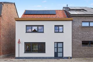 Te Lebbeke hebben we deze volledig gerenoveerde, hoogwaardig afgewerkte woning te koop, gunstig gelegen vlakbij station, kortbij de woonkern en grenzend aan het natuurgebied Hof ten Dijke/Heistergem. <br /><br />Via de inkomhal met gastentoilet en vestiaire krijg je toegang tot de lichtrijke leefruimte die in verbinding staat met de geïnstalleerde keuken rechtstreeks verbonden aan het gezellig terras. Op het gelijkvloers is er tevens een berging/technische ruimte.<br />De eerste verdieping voorziet in 2 ruime slaapkamers en een badkamer  met toilet. De tweede verdieping beschikt over een dressing, een derde slaapkamer met inbouwkasten en een bergzolder.<br />Een doorrit met toegang tot de afgesloten garage en gezellig terras maken het geheel compleet.<br /><br />Conforme elektrische keuring,10 zonnepanelen met verdeelde plaatsing voor een optimaal rendement en energielabel A geven je een zorgeloze start.<br />Kortom, een afgewerkte parel die kan aangekocht worden aan 2% registratierechten (onder voorwaarden).<br /><br />Werd je interesse geprikkeld en wens je meer info of een afspraak tijdens het bezoekmoment? contacteer Peggy: 0478/37.00.82 of peggy@berno.be<br /><br /> 