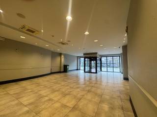 Gelijkvloers handelspand (GEEN HORECA!) te huur in Sint-Niklaas, centraal gelegen nabij de vernieuwde Grote Markt. Het pand heeft een oppervlakte van 284 m² en is ideaal geschikt voor een winkelpand, kantoren of een kapperszaak. Er zijn 3 afzonderlijke toiletruimtes aanwezig. Dankzij de uitstekende ligging geniet dit pand van een goede zichtbaarheid en bereikbaarheid.