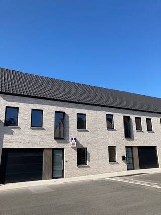 Te koop nieuwbouw woning Duinkerkestraat 62 te Poperinge.De woning omvat: inkomhal, afz. toilet, garage, wasplaats,living, keuken, terras en tuin...