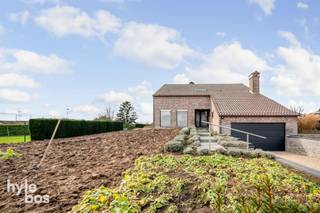 Deze ruime open bebouwing is zeer rustig gelegen en biedt u alle comfort en ruimte die u zoekt.Op het gelijkvloers betreedt u de woning via de...