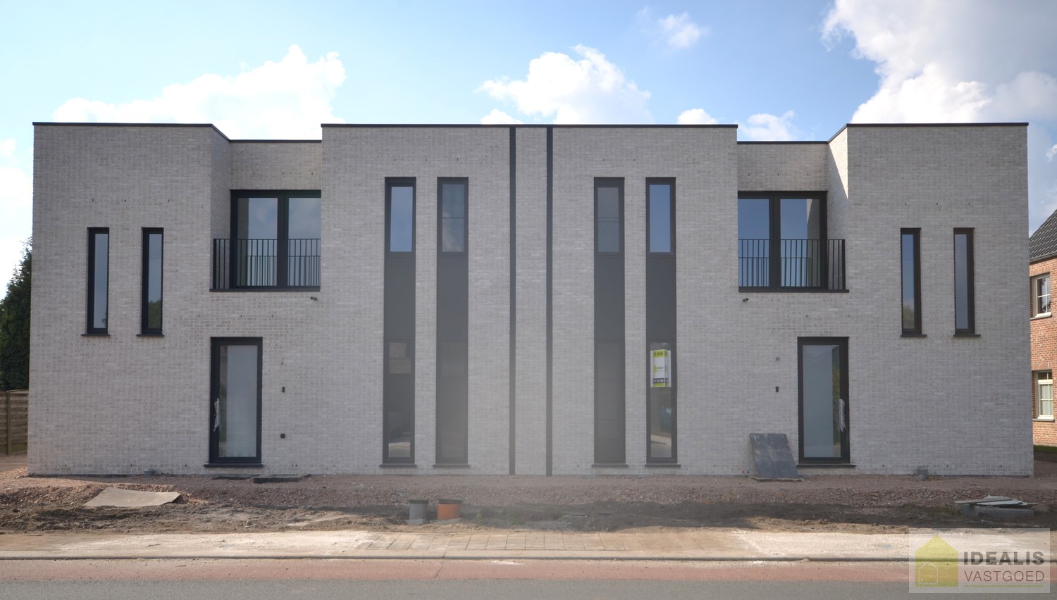 IDEALIS VASTGOED - Uiterst ruime nieuwbouwwoning met een fijne leefruimte, 4 slaapkamers, praktische wasruimte en inbouwkasten! De woning is volledig geschilderd en dus instapklaar!! Centrale ligging t.o.v. het centrum van Overpelt, alsook vlakbij expres - foto 1