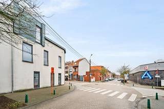 - Centrale ligging in Kortrijk: Sint-Denijsestraat 146<br />- Studentenkamer op wandelafstand van het station en tegenover grootwarenhuis<br />- Eigen badkamer met toilet, douche en wastafel<br />- Centrale verwarming<br />- Gemeenschappelijke keuken, berging, fietsenberging en koer<br />- EPC: 249 kWhm²/jaar, UC: 2645634<br />- Richtprijs: € 125.000 <br />- Mogelijkheid om 2 kamers aan te kopen<br />- Toprendement<br />- Voor eigen gebruik of verhuur mét service