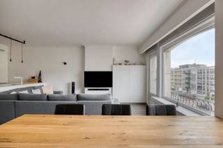 Ben je op zoek naar een energiezuinig appartement in Deurne? Dan is dit appartement aan de Ter Heydelaan wellicht precies wat je zoekt!De grootste troeven van dit appartement in Deurne zijn de energiezuinigheid en de lage kosten. Dankzij de recente renovatie en het vernieuwde dak (2021) woon je hier met een beperkte energiefactuur. Bovendien zijn de gemeenschappelijke kosten zeer laag (€100/maand incl. waterverbruik). Dankzij de grote schuifdeur achteraan haalt u buiten naar binnen. In de zomer creëert u een zonnig, zuidgericht terras. De ideale plek om optimaal van het mooie weer te genieten!Het appartement dat we te koop aanbieden bestaat uit volgende ruimtes: - inkomhal- lichtrijke leefruimte- open en volledig geïnstalleerde leefkeuken- ruime slaapkamer 1- slaapkamer 2 - ruime badkamer met toilet- kelderbergingHet appartement dat we alhier te koop aanbieden bezit een uitstekend EPC-label B en heeft een uitstekende bereikbaarheid, dit door het openbaar vervoer dat zich vlakbij bevindt. Op 20 minuten ben je in de stad Antwerpen en op 15 minuten kan je winkelen in het shoppingcenter van Wijnegem.Ben jij geïnteresseerd om dit appartement in Deurne te kopen? Aarzel niet om ons te contacteren. Bent u benieuwd naar de waarde van uw eigendom? Bel ons voor een vrijblijvend gesprek op 03 666 66 66 of mail naar deurne@dewaele.com.Dewaele Vastgoed Deurne, Turnhoutsebaan 98.