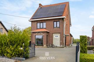 Voor meer info en foto’s, surf naar www.swevers.be – Dit ruime en instapklare appartement op de eerste verdieping in de Larenstraat 67 in Lummen werd oorspronkelijk gebouwd in 1976 en kreeg in 2022 een grondige renovatie. Met een bewoonbare oppervlakte van 123 m² en gelegen op een perceel van 14a 25ca geniet u hier van een hedendaagse afwerking, veel lichtinval en een praktische indeling. De centrale inkomhal leidt naar de lichtrijke leefruimte van 33,6 m², waar u vlot een gezellige zithoek en eethoek kan inrichten. Aansluitend bevindt zich de functionele keuken van 10 m², die mooi aansluit op het leefgedeelte. Het appartement beschikt over maar liefst 4 volwaardige slaapkamers van 11,5 m², 11 m², 11 m² en 23 m². De grootste kamer biedt extra mogelijkheden als master bedroom met dressing of bureau. In alle slaapkamers ligt parket, wat zorgt voor een warme uitstraling. De badkamer is uitgerust met een douche en er is een apart toilet aanwezig. Extra troeven zijn de privatieve garage van 20 m², de ruime gemeenschappelijke tuin van 876 m² met noordelijke oriëntatie en de aanwezigheid van 24 zonnepanelen. Ook de ligging is bijzonder praktisch, met scholen en ontspanning op 500 meter, een bushalte op 190 meter, winkels en restaurants binnen 2 km en de snelweg op slechts 2,5 km. Een ruim en verzorgd appartement met hedendaags comfort, veel mogelijkheden en een vlotte bereikbaarheid. Voor meer informatie, bel 012 699 900. Bron bewoonbare oppervlakte: EPC – verslag.