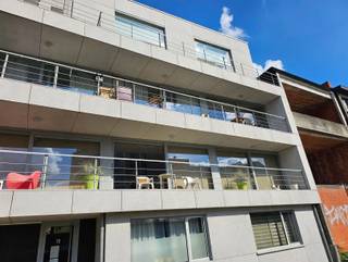 <p><span>Centraal gelegen éénslaapkamer appartement met zicht op het water. </span></p><p><span>Indeling:  inkom, apart gastentoilet, living met ingerichte open keuken, berging, slaapkamer met aansluitend badkamer voorzien van douche en lavabo.</span></p><p><span>Lift aanwezig in het gebouw.</span></p><p><span>Het appartement beschikt ook over een zonnig terras en zonnewering.</span></p><p><span> </span></p>