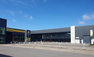 Moderne en goed uitgeruste bedrijfshal met kantoren te huur op de Bannerlaan in Grobbendonk. Het pand omvat circa 2.384 m² magazijnruimte en 766...