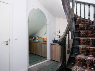 Dit statige, instapklare handelspand met woonst aan de Boelare 108 in Eeklo biedt een unieke kans. Het is ideaal als opbrengsteigendom of als perfecte uitvalsbasis voor ondernemers, dankzij de twee gescheiden units (kantoor en appartement).Volledig gerenoveerd in 2015, beschikt dit pand over een uitstekend EPC-label B, wat garant staat voor duurzaamheid en lage energiekosten.Indeling:1. Gelijkvloers kantoorruimte, ideaal voor een vrij beroep of kantoor. De unit is ruim en praktisch ingedeeld met:- Ontvangstlokaal- 3 bureauruimtes- Vergaderzaal- Keuken, toilet en archief- Douchecel- Koer/terras2. Triplex appartement (momenteel verhuurd):Dit lichtrijke triplex appartement is momenteel verhuurd en biedt onmiddellijk rendement.- Gelijkvloers: Inkomhal, fietsen- en afvalberging.- Verdiep 1: Moderne keuken, eet- en leefruimte, berging en terras.- Verdiep 2: Twee volwaardige slaapkamers (13,58 m²) en (12,39 m²).Troeven:- Onmiddellijk rendement door het verhuurde appartement- EPC B: Zeer energiezuinig- Toplocatie aan de Boelare- Volledig gerenoveerd in 2015- Duurzame afwerking- Perfect voor de combinatie wonen en werkenInteresse? Contacteer ons voor meer informatie over Boelare 108.