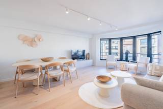 Volledig gerenoveerd, lichtrijk appartement gelegen in een kleine residentie nabij de Zoutelaan.Indeling: Inkom met toilet en berging voorzien van...