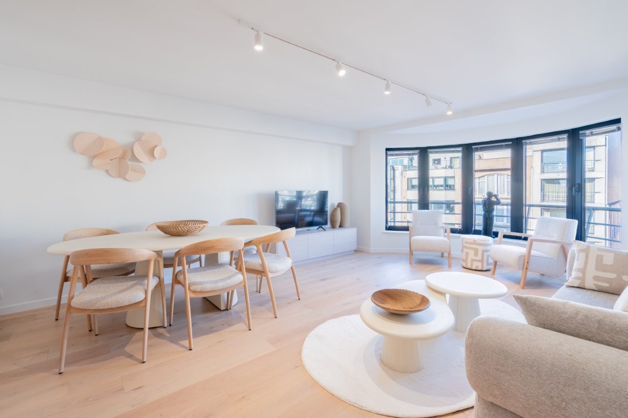 Volledig gerenoveerd, lichtrijk appartement gelegen in een kleine residentie. - foto 1