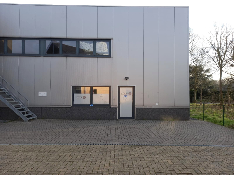 ** COMPROMIS IN OPMAAK ** - Modern magazijn / showroom met mezzanine en parking - photo 2