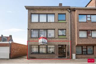 Interessant opbrengsteigendom op topligging bestaande uit drie 2-slaapkamer appartementen. Dit goed onderhouden opbrengsteigendom bestaat uit...