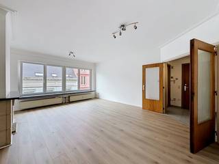 Dit tweeslaapkamer appartement centraal gelegen aan het Sint-Annaplein geniet van een prachtig uitzicht en ideale locatie.Te voet staat u in een mum van tijd in het shoppingcenter Gent Zuid, de Brabantsdam of de visserijvaart.Indeling van het appartement.Inkomhal - lichtrijke leefruimte - keuken - badkamer - gastentoilet - ruime berging - slaapkamer 1 met terras - slaapkamer 2.De gemeenschappelijke kosten onder de vorm van een provisie bedragen 150,00 euro/maand, en dienen voor het onderhoud van de gemene delen, en voor het privatief verbruik van water en verwarming.Onmiddellijk beschikbaar!