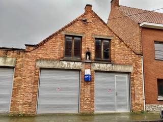 Atelier van 108,5 m² in centrum Kuurne met sectionaal poorten.Deze loods/atelier of magazijn is voorzien van elektriciteit en verwarming (mazout)...