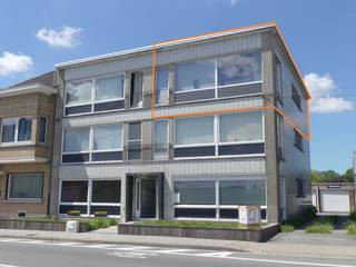 Langs de verbindingsweg Diksmuide richting Roeselare, net bij het buiten rijden van het centrum, treft u dit zonnig en gezellig appartement op het 2<sup>de</sup> verdiep.<br /><br />Het appartement omvat een ruime inkomhall voorzien van ingemaakte kasten, lichtrijke leefruimte met eetplaats en zithoek en afzonderlijk ingerichte keuken. Vanuit de leefruimte heeft u een mooi open zicht.<br />De badkamer is ingericht met inloopdouche, enkele lavabo en toilet. Achteraan zijn de 2 slaapkamers waar er 1 slaapkamer toegang verleent tot het balkon met buitenberging.<br /><br />De uiterst centrale ligging van het appartement is een grote troef waardoor handelszaken, school, stadscentrum en het Station zich binnen handbereik bevinden.<br /><br />Nieuwsgierig? Contacteer ons voor meer informatie en een bezoek.<br />