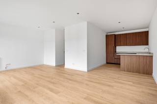 <p>Op een toplocatie middenin het kloppende hart van ’t stad – strategisch gelegen tussen Zurenborg en het bruisende centrum vind je dit spiksplinternieuw appartement terug dewelke tot in de puntjes werd afgewerkt met een oog voor stijl, detail én duurzaamheid. Zo maakte men gebruik van kwaliteitsvolle materialen met een trendy uitstraling, dit komt volledig tot zijn recht in de lichtrijke leefruimte met aangrenzend de open keuken. Men straalt hier pure luxe uit dankzij hoogwaardige toestellen, een donkere houtkleurige bekleding en een marmeren-look werkblad<br />- dit is een plek waar design en comfort perfect hand in hand gaat! Verder beschikt dit appartement over maar liefst 2 slaapkamers (13 m² &amp; 8 m²) en uiteraard een badkamer die werd uitgerust met een inloopdouche, dubbele lavabo in meubel én een praktische handdoekradiator – dit alles in een stijlvol jasje met verfijnde zwarte accenten. Als kers op de taart heb je hier toegang tot een terras van 10 m² waar je volledig tot rust kan komen in het hele stadsgebeuren.</p>
<p><strong>Verkoop onder BTW: 21 %.</strong></p>
<p><strong>Technische gegevens: </strong>Berging met aansluitingen voor was- en droogmachine + kelderberging aanwezig! EPB-dossier in opmaak.</p>
<p><strong>Stedenbouwkundige inlichtingen en bodemattest aanwezig. Bevindt zich niet in een risicozone voor overstromingen (P- en G-score D). Renovatieverplichting &amp; asbestattest niet van toepassing.</strong></p>