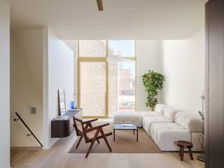 <strong>Architecturale nieuwbouw ‘townhouse’ met zicht op het water en meerdere terrassen.</strong><br /><br />Deze<strong> bijzondere eigendom</strong> biedt de mogelijkheid om aangekocht te worden onder de<strong> 6% btw regeling</strong> (mits men voldoet aan de voorwaarden). De <strong>urban villa</strong> onderscheidt zich door zijn<strong> eigentijdse vormentaal, hoogwaardige afwerking en uitzonderlijke zichten</strong>.<br /><br />De moderne townhouse<strong> voldoet aan alle hoogste energetische norme</strong>n (warmtepomp, vloerverwarming, zonnepanelen) en beschikt onder meer over <strong>vier slaapkamers, twee badkamers en drie buitenruimtes</strong>. De lichtrijke volumes, grote raampartijen en <strong>stijlvolle afwerking </strong>spreken tot de verbeelding en zorgen voor<strong> een exclusieve beleving</strong> doorheen de woning.<br /><br />Door zijn <strong>praktische indeling</strong> met een slaapkamer/multifunctionele ruimte op het gelijkvloers leent de woning zich ook mogelijks to<strong>t de combinatie van wonen en werken</strong>. Extra troef is het <strong>dakterras met exclusief uitzicht op het water</strong>.<br /><br /><strong>Samengevat, een bijzondere opportuniteit door zijn ligging, afwerking en stijl.</strong>