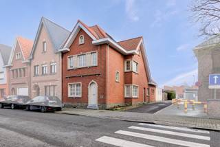 Deze prachtige woning in Londerzeel is een half open bebouwing met een ruime tuin, terras en 2 garages. Met 4 slaapkamers en een...