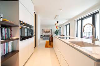 <p><span>Exclusief luxeappartement met prachtig zicht gelegen aan de vernieuwde Scheldekaaien in een uniek gebouw nov Zwitserse architect Max Dudler. Ca 160 m² bew. opp. met een hoogwaardige afwerkingsgraad bestaande uit een zeer ruime leefruimte met aansluitende winterterras, als extra woonvolume en een uitzonderlijke open ingerichte leefkeuken voorzien van alle nodige apparatuur (merk Miele & Liebherr + Quooker toestel). Op de volledige breedte van het appartement treft u een uiterst aangenaam terras met zijdelings Scheldezicht. Een riant collectief dakterras met vergezichten over de Schelde vormt een heerlijke bijkomende buitenruimte. Achteraan treft u thans 2 ruime kamers (initieel waren dit er 4 op plan), wo de masterbedroom met inbouwkasten en aansluitende badkamer (ligbad, inloopdouche, wc & 2 wastafels). Beide kamers hebben doorgang tot een 2de groot terras met zicht op een uitgestrekte binnentuin. Het geheel geniet van een uitzonderlijk lichtinval en een schitterende afwerking met vloerverwarming & Mortex op de meeste plaatsen. Vestiaire, gastentoilet en een 2de doucheruimte op de gang. Hier horen drie kelders bij en 2 ondergrondse staanplaatsen (+ 1 laadpaal) kunnen elk aan 45.000 mee aangekocht worden. Dit "Scheldehof" project staat bekend om zijn uitzonderlijke architecturale kwaliteit en zijn energiezuinige technieken. Uniek object op een rustige uitvalsbasis & op wandelafstand van het centrum.</span></p>
