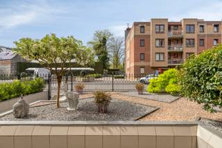 <p>Dit ruime gelijkvloerse appartement met 2 slaapkamers bevindt zich op een uitstekende locatie in het centrum van Leuven. Dankzij de combinatie van een comfortabele indeling, een ruim terras, een privatieve garagebox en twee ondergrondse kelderbergingen vormt deze eigendom een unieke opportuniteit voor wie zorgeloos wil wonen in de stad.</p><p></p><p>Bij het betreden van het appartement komt u terecht in een aangename en lichtrijke leefruimte waar grote raampartijen zorgen voor een prettige natuurlijke lichtinval. De ruimte biedt voldoende plaats voor een gezellige zithoek en een volwaardige eetkamer, waardoor een aangenaam wooncomfort gegarandeerd is.</p><p></p><p>Aansluitend bevindt zich de aparte keuken, die over voldoende ruimte beschikt voor een praktische eetplaats. Dankzij de functionele indeling vormt deze ruimte een uitstekende basis om verder af te stemmen op uw persoonlijke smaak en woonwensen.</p><p>Het appartement beschikt over twee ruime slaapkamers die tal van mogelijkheden bieden voor een gezin, een koppel of wie graag een extra bureau- of hobbyruimte voorziet. De badkamer is praktisch ingericht en sluit perfect aan bij de rest van de woning.</p><p></p><p>Een van de grootste troeven van dit appartement is ongetwijfeld het prachtige en ruime terras. Hier geniet u in alle rust van een ontbijt in de ochtendzon, een gezellige maaltijd met vrienden of een ontspannen moment in de buitenlucht. Het terras vormt een waardevolle uitbreiding van de leefruimte en verhoogt het wooncomfort aanzienlijk.</p><p></p><p>Verder beschikt het appartement over twee ondergrondse kelderbergingen die zorgen voor extra opslagruimte. Ook parkeren vormt geen enkele uitdaging dankzij de inbegrepen privatieve garagebox, een bijzonder gegeerde troef in het centrum van Leuven.</p><p>De ligging is zonder twijfel een van de sterke punten van deze eigendom. Winkels, restaurants, scholen, openbaar vervoer en tal van andere voorzieningen bevinden zich op wandel- of fietsafstand. Bovendien geniet u van een uitstekende verbinding met de belangrijkste invalswegen.</p><p>Doorheen de jaren werd het appartement steeds met veel zorg onderhouden en bevindt het zich vandaag in een bijzonder nette staat. Mits een beperkte opfrissing kan deze woning volledig aangepast worden aan de hedendaagse woonstandaarden en uw persoonlijke voorkeuren.</p><p></p><p>Kortom, dit gelijkvloerse appartement in Leuven combineert twee slaapkamers, een ruim terras, twee kelderbergingen, een privatieve garagebox en een centrale ligging tot een bijzonder aantrekkelijk geheel. Een unieke kans voor wie comfortabel wil wonen of investeren in het hart van Leuven. Contacteer ons gerust voor meer informatie of een bezoek ter plaatse.</p>